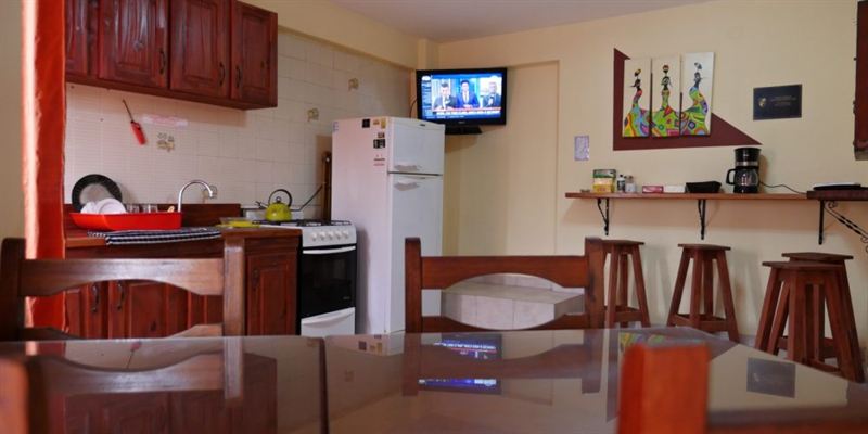 Sala de estar con vajilla y servicio de mesa